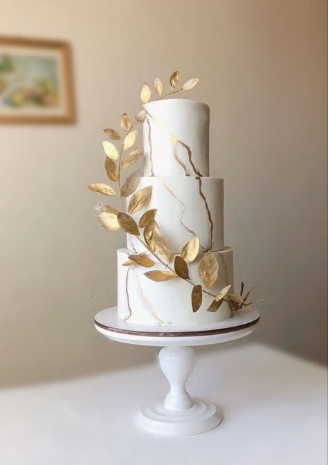 Gold Marble Wedding Cake, Wedding Cake Gold And White, White And Gold Wedding Cakes, Wedding Cake With Gold Foil, Gold Foil Wedding Cake, White Gold Wedding Cake, Svadbene Torte, Glamorous Wedding Cakes, Wedding Cake Gold