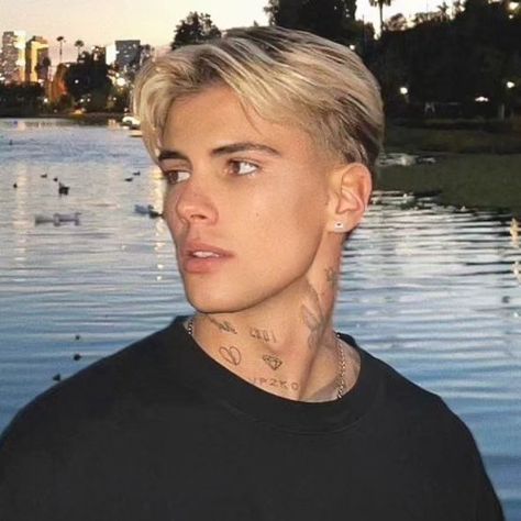 Middle Part Hairstyles Men Blonde, Men’s Hair Blonde, Quiff Hairstyles Men Short, Haircut For Men Blonde, Blond Highlights Men, Bleached Eyebrows Men, Blonde Man Haircut, Men’s Hair Styles Blonde, Blonde Hair Color Men