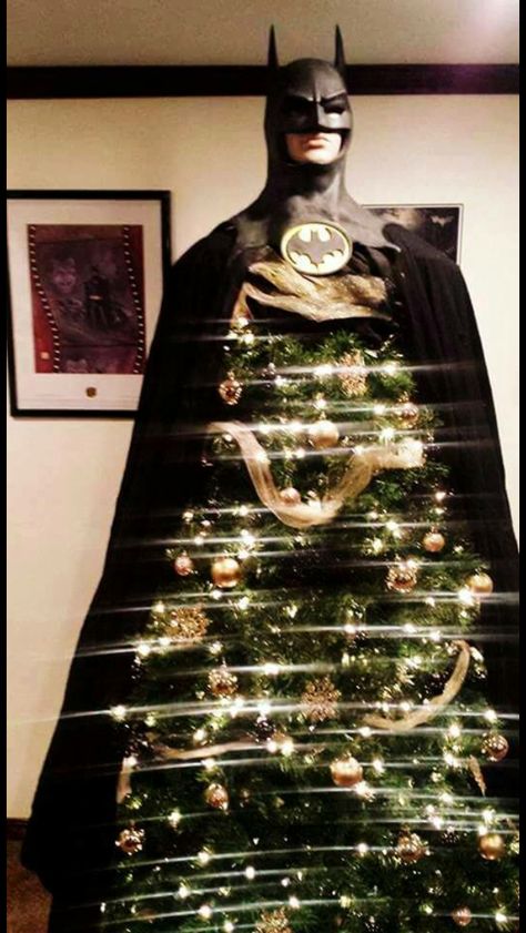 Batman Christmas tree Batman Christmas Tree, Batman Christmas, Black Christmas Tree Decorations, Funny Christmas Tree, Creative Christmas Trees, Unique Christmas Trees, Black Christmas Trees, Black Christmas, Tree Ideas