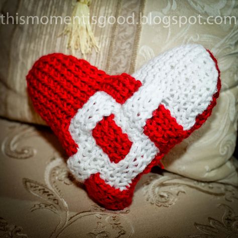 LOOM KNIT HEART PATTERN... Heart Pillow Knitting Pattern Free, Pillow Knitting Pattern Free, Knit Heart Pillow, Knit Heart Pattern, Heart Pillow Pattern, Knitting Pillow, Knitted Heart Pattern, Loom Love, Knit Heart