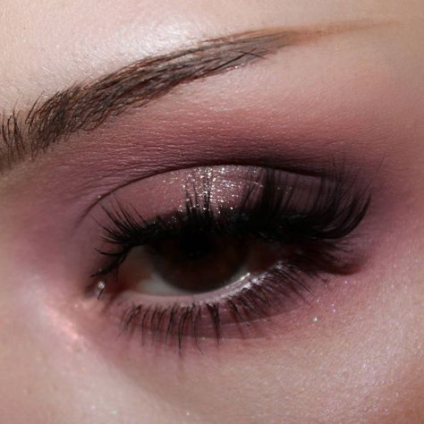 Makeup For Mauve Dress, Plum Makeup For Brown Eyes, Plum Wedding Makeup, Plum Eyeshadow Looks, Mauve Eye Makeup, Mauve Eyeshadow Looks, Plum Makeup Look, Mauve Makeup Look, Winter Nail Colours