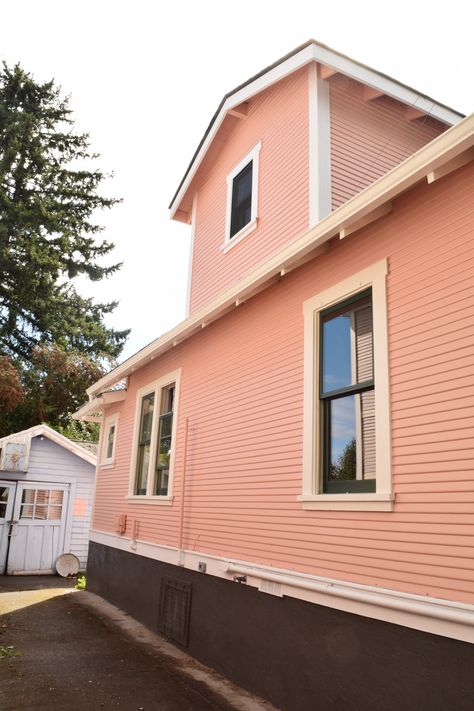 It’s PIIIIINKKK!!! My house is painted pink!!! – Land of Laurel Apricot House Exterior, Pink Siding House, Salmon Pink House Exterior, Bold House Colors Exterior, Peach House Exterior, Pink Exterior House, Red Brick House Exterior Colors, Pink House Exterior, Nola House