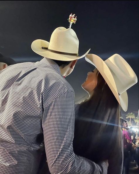 Country Couple Photoshoot, Foto Cowgirl, Cute Country Couples, Country Couple, Chestnut Springs, Cowboy Love, Cowboy Romance, Couple Photoshoot Ideas, Cowboy Aesthetic