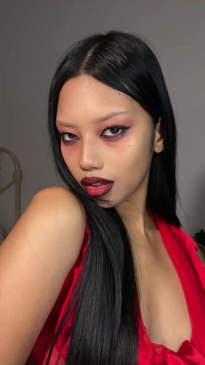 Girl Vampire Makeup, Vampire Eye Makeup, Easy Vampire Makeup, Vampire Makeup Tutorial, Vamp Makeup, Makeup Vampire, Art Deco Makeup, Vampire Makeup Looks, Goth Makeup Looks