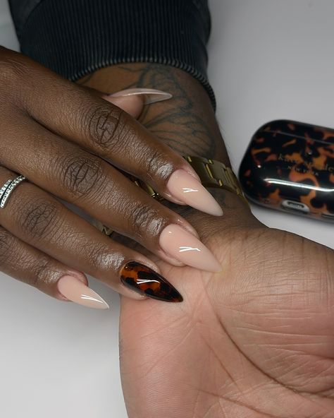 Tortie reigns queen as always 💕😌 Tortishell Nails Design French, Tortishell Nails Design, Tortie Nails, Burgendy Nails, Tortoise Nails, Tortoise Shell Nails, Shell Nails, Wanna Recreate, Abstract Nail