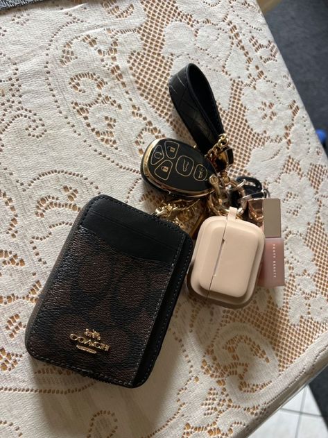 Fenty Lipgloss, Car Essentials For Women, Business Routine, Lipgloss Keychain, Coach Zip Card Case, Car Keychain Ideas, Nyc Dream, Everyday Bag Essentials, Preppy Accessories