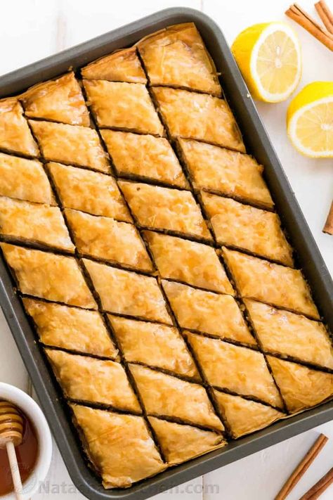 Baklava Video, Traditional Baklava Recipe, Honey Baklava, Baklava Recipe Easy, Baklava Recipe, Cinnamon Nuts, Nice Recipes, Greek Desserts, Clam Recipes