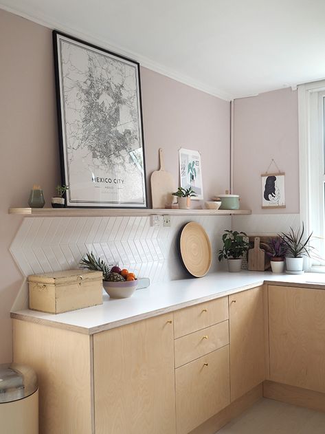 Pink walls in a kitchen with plywood by Patchwork Harmony. Subtle & Sophisticated Pink Paint Colors For Interiors! Pink Kitchen Walls, Model Dapur, Maple Kitchen Cabinets, Pink Paint Colors, Plywood Kitchen, Kitchen Wall Colors, Pink Paint, Pink Kitchen, Design Del Prodotto