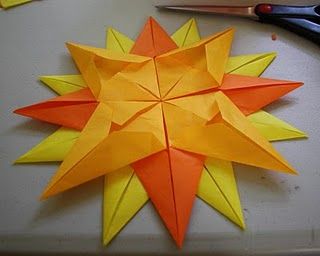 Kite paper stars. Have to imagine a way young kids could enjoy making them, This is a better older kid or parent project right now. Though preschoolers would love to see them on a window. Origami Sun, Waldorf Stars, Window Stars, Waldorf Art, Origami Paper Folding, Solstice Celebration, Waldorf Crafts, Sunny Window, Summer Celebration