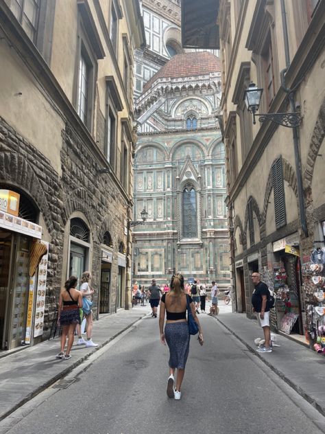 Photo Ideas In Florence, Florence Italy Picture Ideas, Florence Poses Photo Ideas, Florence Inspo Pics, Florence Fashion Italy, Pisa Picture Ideas, Pisa Italy Aesthetic, Florence Italy Photo Ideas, Florence Photoshoot