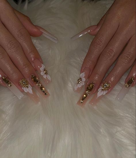 Latina Acrylic Nails Gold, Gold And Nude Acrylic Nails, Quince Nails Gold, Short Gold Acrylic Nails, Champagne Quince Theme, Gold Bling Acrylic Nails, Gold Nail Set, Xv Nails, Gold Nails Acrylic