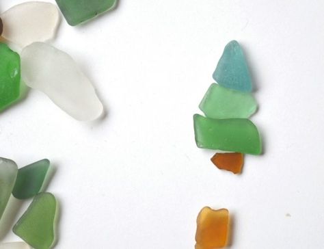 How to make Sea Glass Christmas Decorations Sea Glass Christmas Tree Ornaments, Christmas Sea Glass Ornaments, Sea Glass Snowflake, Sea Glass Christmas Ornaments Diy, Diy Sea Glass Ornaments, Sea Glass Ornaments Christmas, Christmas Sea Glass Art Diy, Seaglass Ornaments Diy, Sea Glass Ornaments Diy