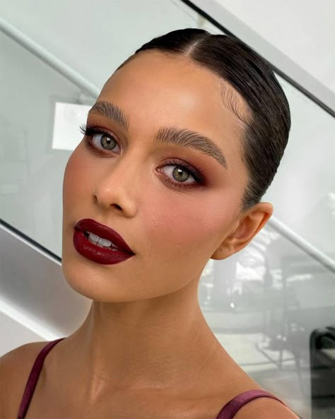 Makeup For Wine Colored Dress, Cranberry Makeup, Maquillage On Fleek, Mekap Mata, Round Face Makeup, Red Lip Makeup, Fall Makeup Looks, Smink Inspiration, Red Makeup