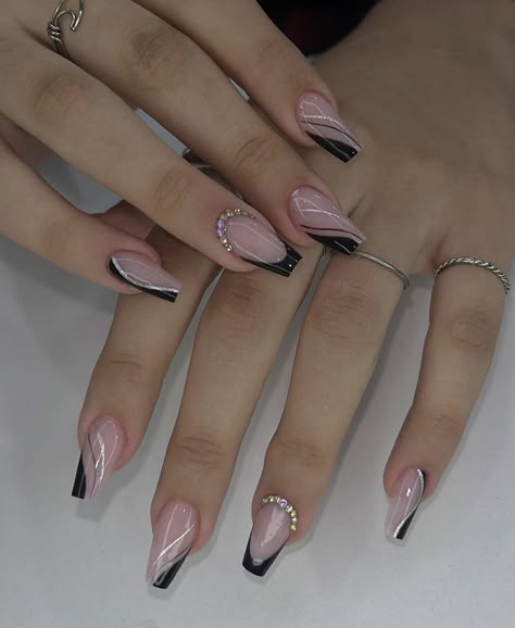 Black Pink Fashion, Lovers Outfit, Yellow Wallpapers, Wallpaper S, Art Girl Aesthetic, Eye Pictures, Subtle Nails, Fancy Nails Designs, Oval Nails