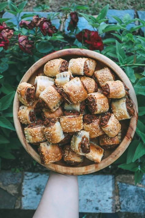 New & Improved Lentil Sausage Rolls // Vegan + RSF + GF option Lentil Sausage Rolls, Lentil Sausage, Vegan Sausage Rolls Recipe, Vegan Sausage Roll, Lentil Rolls, Vegetarian Sausage Rolls, Vegan Picnic Food Ideas, Vegan Rolls, Vegan Picnic Food