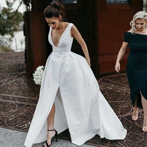 a structural white wedding gown with a front split and black ankle strap shoes for a minimalist look Satin Wedding Dress Simple, Boho Wedding Dress With Sleeves, Neck Wedding Dress, Pnina Tornai, Paris Mode, Wedding Dresses Satin, Satin Wedding Dress, Gorgeous Wedding Dress, Dresses Elegant