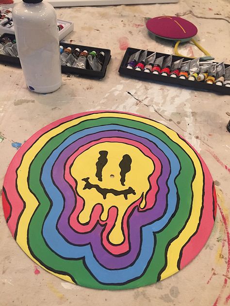 Trippy Circle Painting, Painted Records Vinyl Trippy, Painted Records Vinyl, Circle Canvas Painting, Vinyl Record Art Ideas, Painted Records, Vinyl Paintings, Painted Vinyl Records, Trippy Drawings