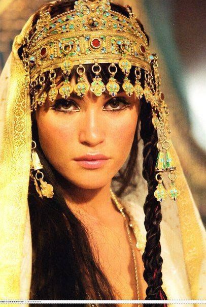 Você saberia me dizer porque razão as pessoas procuram sempre esconder seus sentimentos?? (Diário de Anne Frank) Persian Princess, Prince Of Persia, Gemma Arterton, We Are The World, Head Piece, Arabian Nights, Headdress, Iran, Headpiece