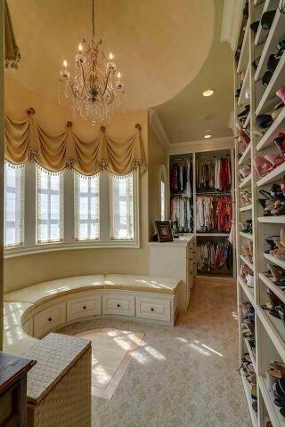 Nice closet! Organiser Son Dressing, Casa Clean, Amazing Closets, Dressing Room Closet, Beautiful Closets, Large Closet, Dream Closets, Dressing Rooms, Room Closet