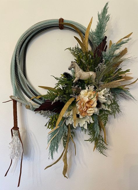 Lariat Wreath, Rope Wreath Diy, Western Wreaths, Cowboys Wreath, Western Wall Decor, Western Crafts, Flowers Wild, Decor Western, Cowboy Decorations