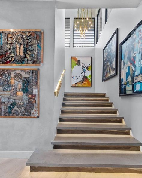 Modern Interior Design on Instagram: “@SusanSemmelmannInteriors “Art galleries are one of our favorite parts of design. Art personalizes a home capturing memories or life’s…” High Ceiling Entryway, Contemporary Classic Interiors, Artistic Interior Design, Stairway Decorating, Stairway Design, Contemporary Classic, Cozy Apartment, Classic Interior, Art Galleries