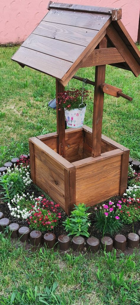 Wishing Well Garden Ideas, Wooden Well Pump Cover, Well Covers Ideas Diy, Wood Garden Projects, Diy Wishing Well Planter, Wooden Well With Flowers, Wood Flower Boxes, Wishing Well Ideas, Wishing Well Garden