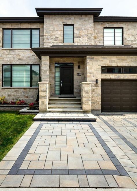 Home Driveway Ideas, Driveway Inspiration, Beautiful Houses Exterior, Front Wall Design, Exterior Wall Tiles, Exterior Tiles, Driveway Design, Wall Tiles Design, Front Yard Design