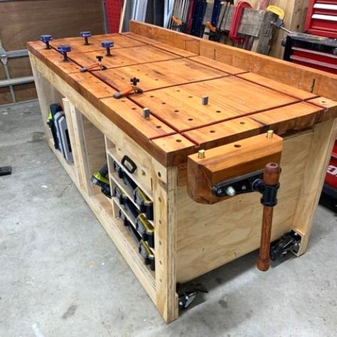 Woodshop Workbench Ideas, Woodworking Workbench Plans, Woodworking Bench Ideas, Woodwork Bench, Workbench Organization, Diy Bank, Workbench Ideas, Building A Workbench, Workbench Designs