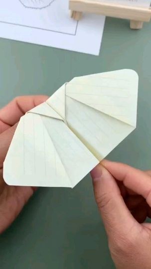 Flying Paper, Paper Bat, Craft Origami, Origami Love, Woodworking Art, Paper Butterfly, Hand Crafts, Paper Crafts Origami, Wood Toys