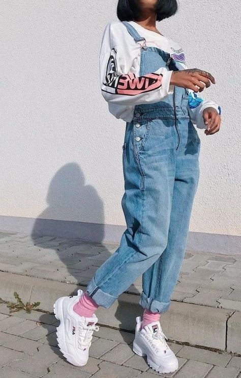 Fifteen 90s Vintage Streetwear Looks To Try RN - Society19 Mode Ulzzang, 70s Outfits, Outfit 90s, 90s Fashion Outfits, Young Justice, 가을 패션, Vintage Streetwear, Mode Vintage, Mode Inspiration