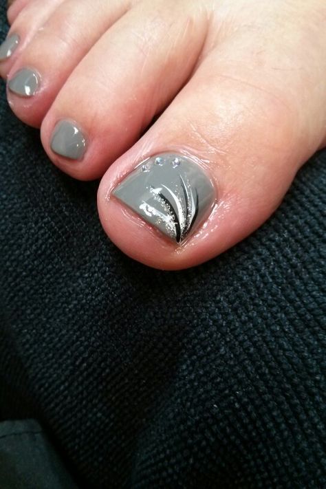 Grey French Tip Pedicure, Grey Pedicure Ideas, Grey Toe Nail Designs, Gray And White Pedicure, Grey Pedicure Toenails, Black And Silver Pedicure Ideas, Black And White Pedicure Designs, Black White Pedicure, Black Toe Nails