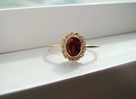 Bijoux Art Nouveau, Garnet Engagement Ring, Retro Pin Up, Engagement Ring Vintage, Rings Vintage, Antique Engagement, Wedding Rings Vintage, Pretty Rings, Garnet Rings