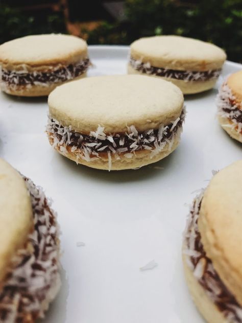 Dulce de Leche Shortbread Cookie Sandwiches - The Migoni Kitchen Cookie Sandwich, Leftover Dough, Cookie Sandwiches, Love This Pic, Shortbread Cookie, Perfect Cookie, Sandwich Cookies, Shortbread Cookies, Hot Dog Buns