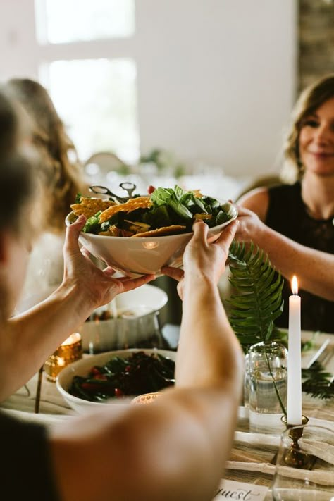 Family Meal Photography, Christmas Home Photography, Family Food Photography, Family Dinner Photoshoot, Family Cooking Together Photography, Family Meal Aesthetic, Family Eating Together Photography, Family Dinner Photography, Family Dinner Pictures