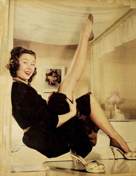 Hollywood’s Newest Golden Girl—Mitzi Gaynor - Vintage Paparazzi Colleen Moore, Mitzi Gaynor, Ballet Russe, How To Dance, Carmen Miranda, Jamie Lynn, Vintage Stockings, Golden Girl, Brigitte Bardot