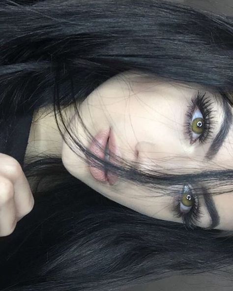 Beautiful Black Hair Hazel Eyes, Green Eyes Dark Hair, Black Hair Green Eyes Girl, Dark Hazel Eyes, Gina Lorena, Dark Hair Pale Skin, Black Hair Pale Skin, Dark Green Eyes, Black Hair Green Eyes