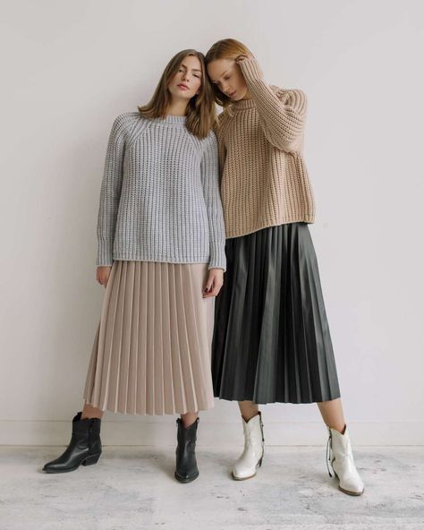 Pleated Skirt Outfits, Pleated Skirt Outfit, White Pleated Skirt, Black Pleated Skirt, Over 50 Womens Fashion, Winter Skirt, Cozy Outfit, Satin Skirt, Hijab Outfit