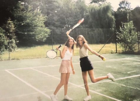 Green tennis 🎾 Tennis Friends, I Will Be Ok, Tennis Aesthetic, Junior Year, Gap Year, Friend Goals, Teenage Dream, Poses For Pictures, Tennis Players