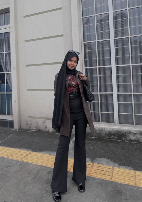 Rock Concert Outfit Hijab, Rock And Roll Outfits Hijab, Hijab Rock Style, Ootd Rock N Roll Hijab, Hijabi Concert Outfit, Modest Concert Outfit, Rock And Roll Outfits Women, Rock N Roll Outfit, Outfit Ideas Hijab