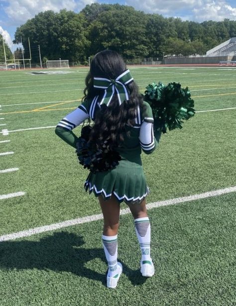 Cheer Photo Poses, Green Cheerleader, Cheerleader Aesthetic, Cheer Photo, Black Cheerleaders, Cheer Team Pictures, Cheerleading Photos, Cute Cheer Pictures, Cheers Photo