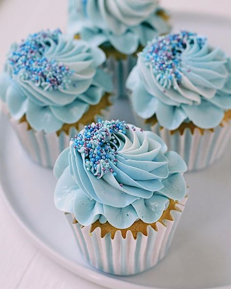 Monica Landes on Instagram: “I shared a video of this pretty cupcake design in an earlier post!.💙 Check it out!😊 Piping tips 104, 1E and 16.  Colour Mill- Sky Blue 💙…” Pretty Cupcakes Designs, Pretty Cupcakes, Piping Tips, Cupcake Designs, Piping, Check It Out, Let Them Eat Cake, Eat Cake, Blue Sky