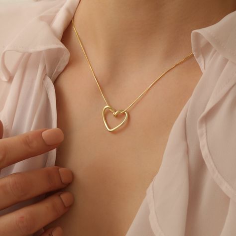 Discover the elegance of this 925 sterling silver heart pendant necklace, featuring a stylish snake chain available in both gold and silver colors. Perfect as a gift for her or a special treat for yourself, this minimalist piece of jewelry adds a touch of sophistication to any outfit.  Made from high-quality 925 sterling silver for lasting durability and shine ✨ Snake chain design available in both gold and silver colors for versatile styling Heart-shaped pendant adds a romantic and elegant touc Kalung Emas Aesthetic, Silver Chain And Pendant, Gold Chain Pendant, Silver Chain With Pendant, Heart Shaped Pendant, Heart Chain Necklace, Chain Pendant Designs Gold, Minimal Gold Necklace, Gold Pendant Designs