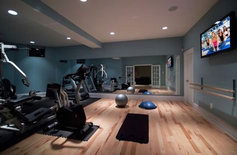 Stylish basement home gym and dance studio                                                                                                                                                                                 More Planter Balcony, Basement Home Gym, Basement Gym Ideas, Modern Home Gym, Home Gym Mirrors, Balcony Apartment, Modern Family Rooms, Basement Gym, Exercise Room