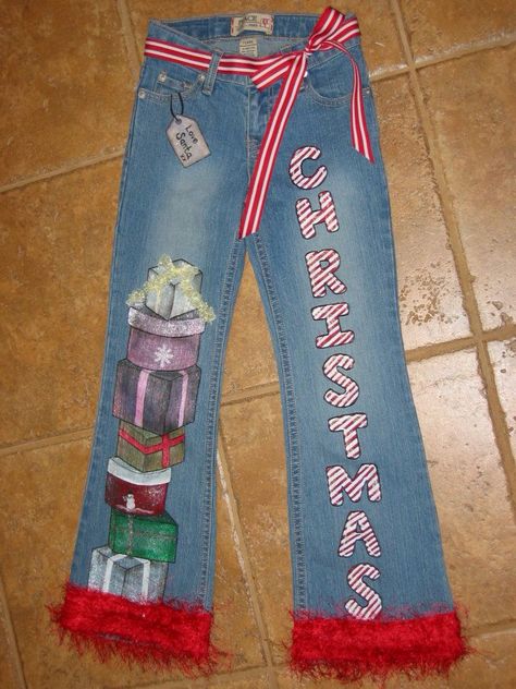 Custom painted Christmas jeans - my daughter loved these! Christmas Jeans Diy, Boho Clothing Patterns, 1970 Party, Christmas Jeans, Denim Painting, Painted Pants, Paint Clothes, Fashion Sewing Projects, Sweater Art