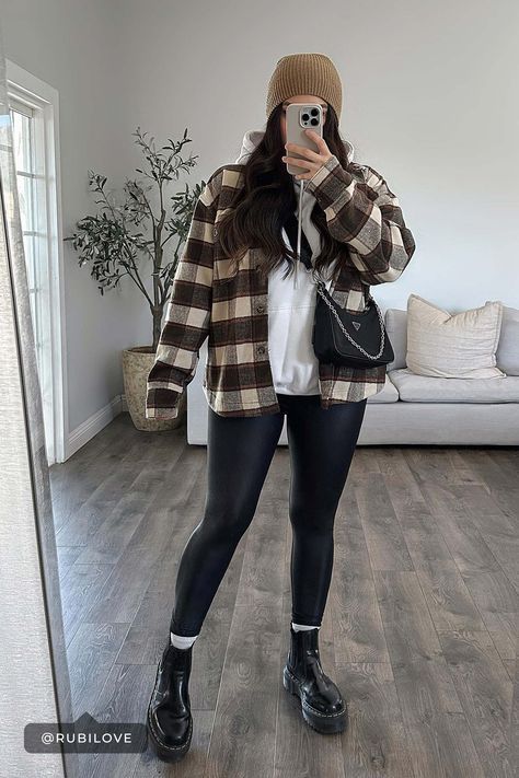 Oversized Flannel Outfits, Shacket Outfit Women, Vegas Outfit Ideas, Layered Winter Outfits, Flannel Outfits Fall, Shacket Outfit, Plaid Shirt Outfits, Flannel Shacket, Flannel Outfits