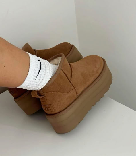 Perfect staple shoe for any outfit! Comfy outfit vibes Ultra Mini Uggs Outfit, Uggs Ultra Mini, Platforms Aesthetic, Mini Uggs Outfit, Uggs Mini, Uggs Outfit Winter, Cute Uggs, Brown Ugg Boots, Staple Shoes