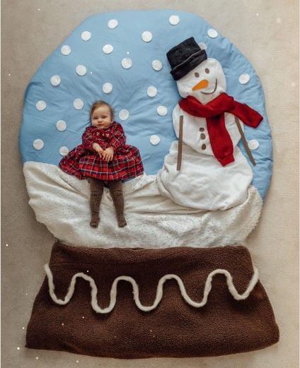 Baby on a snow globe blanket Winter Theme Baby Photoshoot, January Baby Photoshoot Ideas, Snowman Photoshoot, First Christmas Photo Ideas, Giant Candy Cane, Santa Claus Outfit, Gingerbread Baby, Tiny Christmas Trees, January Baby