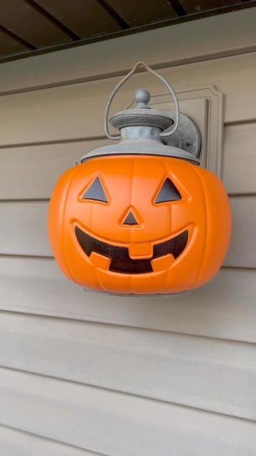 Lighted Pumpkins On Porch, Plastic Jack O Lantern Decorations, Diy Pumpkin Lanterns, Pumpkin Solar Lights, Pumpkin Lights Ideas, Pumpkin Solar Lights Diy, Diy Plastic Pumpkin Ideas, Pumpkin Pail Decor, Diy Lantern Lights