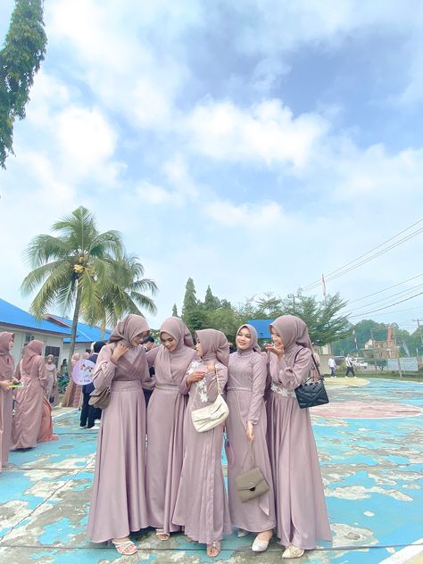 dres perpisahan #dresperpisahan #dres #berlima Dress Perpisahan Sekolah, Graduate Dress, Elegant Silk Dresses, Ootd Simple, Model Gamis, Simple Hijab, Dress Gamis, Silk Dresses, Outfit Hijab