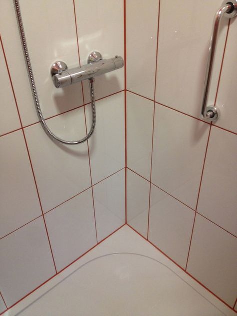 Red Grout White Tile, Copper Grout White Tile, White Tiles Red Grout, White Tile Red Grout, Red White Bathroom, Colorful Grout, Cream Tile Bathroom, Red And White Bathroom, Large White Tiles